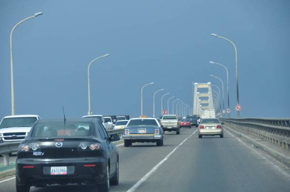 Cruzando a enorme ponte sobre o lago Maracaibo, na Venezuela